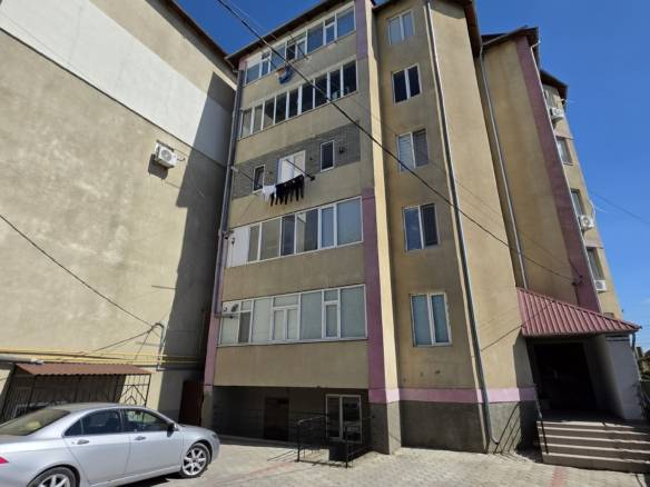 Пятиэтажный одноподъездный дом на улице Суворова в Комрате с благоустроенным плиткой двором