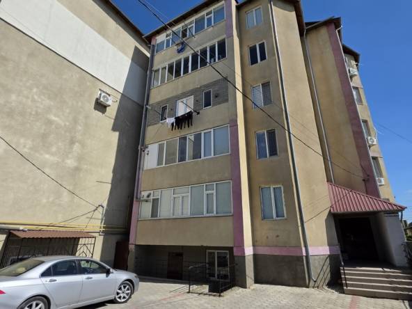 Пятиэтажный одноподъездный дом на улице Суворова в Комрате с благоустроенным плиткой двором